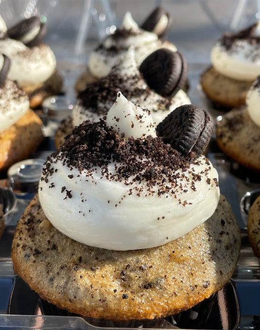 Oreo - A vanilla based cake with Oreo cookies mixed in, with buttercream icing, crushed Oreo cookie topped with an Oreo cookie. Speciality option - filled with crushed Oreo cookies or icing.